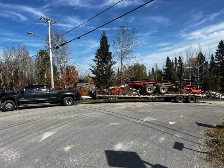 Camion avec remorque forestière Saint-Nicolas