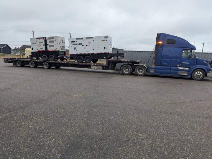Transport générateurs industriels sur remorque à plateau surbaissé Saint-Nicolas